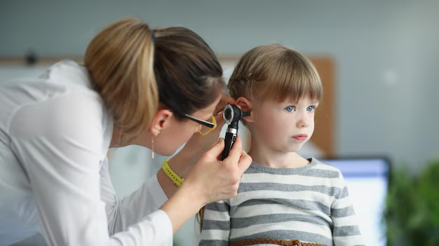 pediatra-olhando-para-a-orelha-de-uma-menina-usando-um-otoscopio-na-clinica_151013-61465